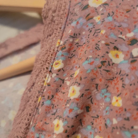 ADORABLE baby crop floral blouse - Picture 3 of 4